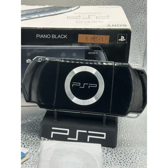Black psp 2000 w/charger & box - Picture 4 of 8